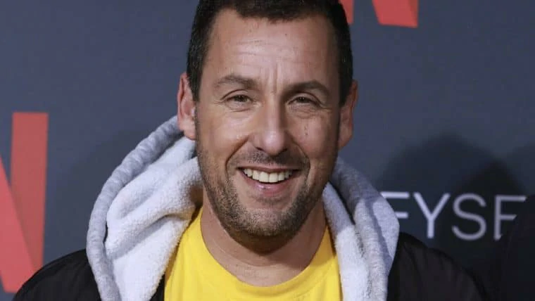Adam Sandler homenageia médicos em música em entrevista
