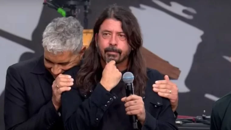 Foo Fighters homenageia Taylor Hawkins em show