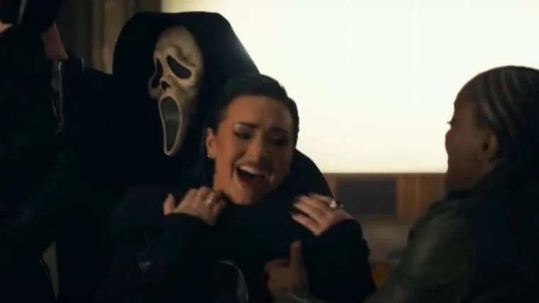 Demi Lovato lança clipe do tema de Pânico 6 com Ghostface