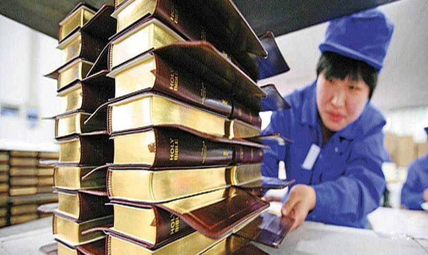 Fábrica produz uma Bíblia por segundo na China